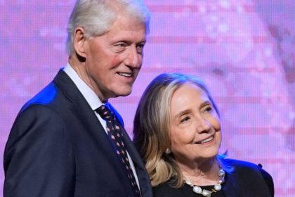 Clintonovci celi obvineniu z pohladania Kongresom odmietli vypovedat o stykach s Epsteinom