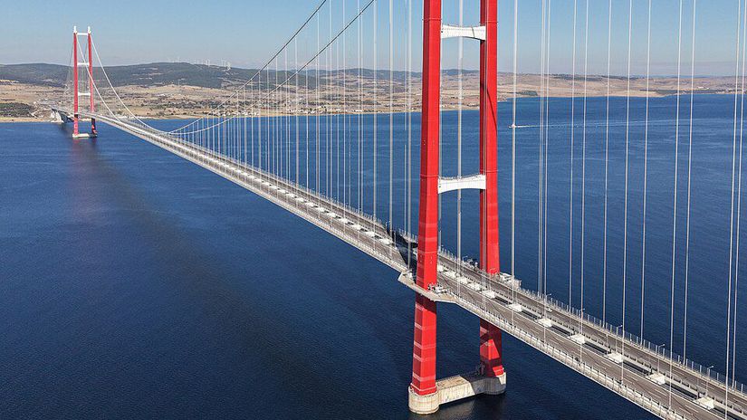 Estakada spojila Europu a Aziu cesta trva par minut