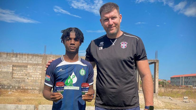 Hraval v Premier League i reprezentacii poslanie nasiel v Gambii