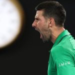 Jubilejne vitazstvo Djokovica Sinner takmer skolaboval na kurte Trojsetova bitka v podan Swiatekovej