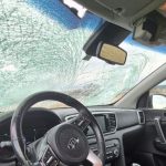 Kus ladu z kamionu zranil spolujazdkynu v aute