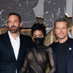 Najprv vystrih na zadku teraz kukla cez tvar Vitazka Zlateho globusu sokuje Hollywood