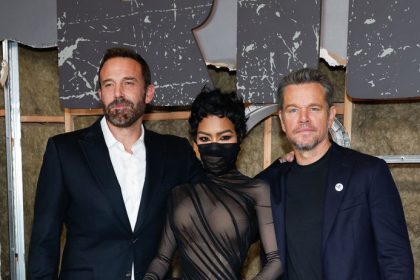 Najprv vystrih na zadku teraz kukla cez tvar Vitazka Zlateho globusu sokuje Hollywood