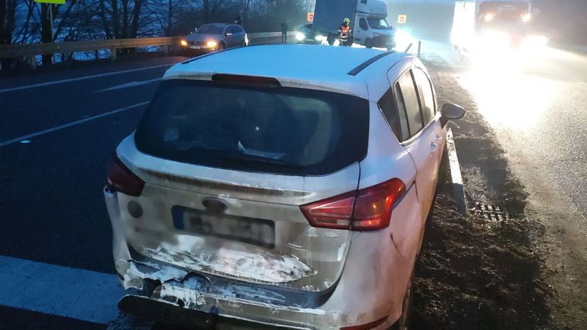 Neprejadne cesty a desiatky nehod vratane obeti na zivotch poladovica na Morave a v Nemecku paralyzovala dopravu