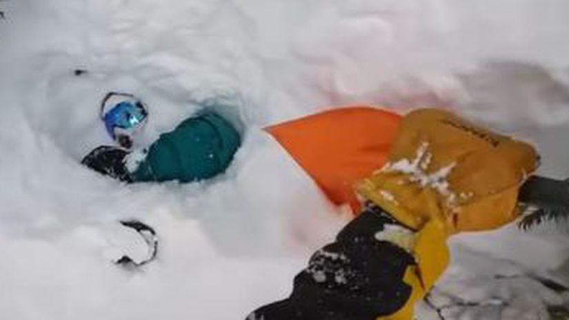 Sekundy od tragedie zachytila kamera Lyziarov pohlad zachranil snowboardistovi zivot