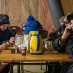 Spehovia v kabatoch sneh premienaju na vodu Rusko meni zimu v Kyjeve na boj o preitie