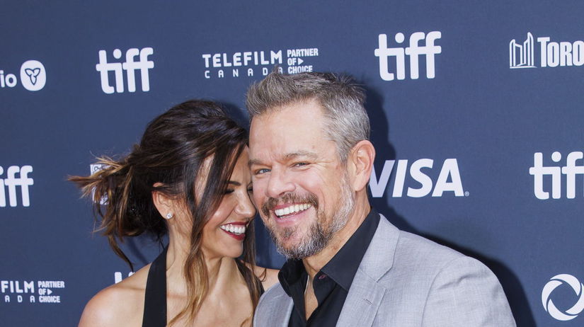 Stacil pohlad v bare a Damon sa zamiloval