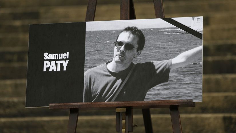 Stali ho za karikatury Francuzsko opat otvara sokujuci proces ktory otriasol krajinou