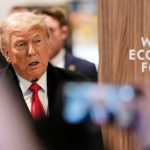 Trump zdvihuje varovny prst a nevylucuje utok na Iran k regionu uz smeruje obrovska flotila