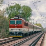 V Bratislave takmer doslo k zrazke dvoch rychlikov jeden ignoroval cervenu svedok opisal co sa stalo