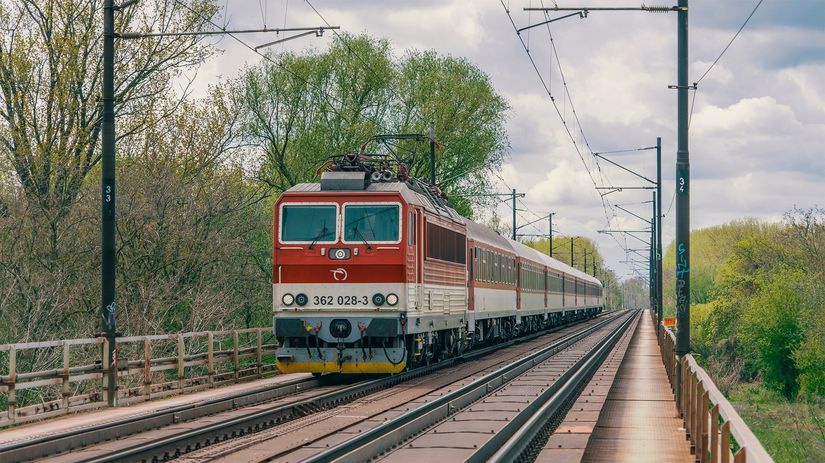 V Bratislave takmer doslo k zrazke dvoch rychlikov jeden ignoroval cervenu svedok opisal co sa stalo