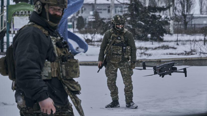 V hre nie je len mier Moskva bude na rozkoniach v Abu Zabi presadzovat formulu z Anchorage pise Reuters