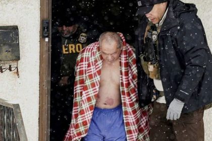 ponizujuce zasah v hlbokom mraze imigracne agenti odviedli americana z bytu len v spodnom pradle