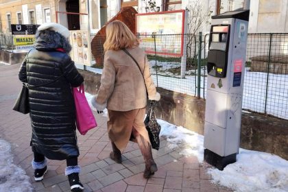 stopercentne zvysenie ceny parkovania v centre banskej bystrice ludia nad tym s nevolou krutia hlavami