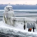 zamrznute jazero a majak lakaju hazardierov policajti ich vyhaniu z mola