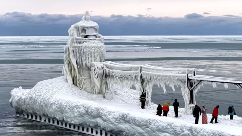 zamrznute jazero a majak lakaju hazardierov policajti ich vyhaniu z mola
