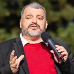 Absurdne divadlo Chmelar hovori o vysmechu spravodlivosti pri ocisteni Nada