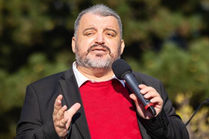 Absurdne divadlo Chmelar hovori o vysmechu spravodlivosti pri ocisteni Nada