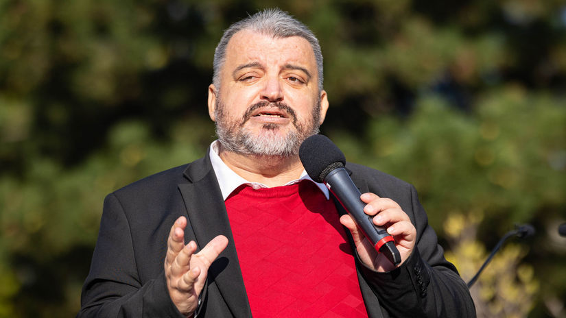 Absurdne divadlo Chmelar hovori o vysmechu spravodlivosti pri ocisteni Nada