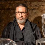 Aj pohare mozu mat roztancovane nozicky Patrik Illo pracuje so sklom ako dizajner a umelec