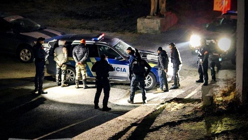 Akcia Bukoza 80 policajtov zasahovalo v byvalej fabrike zadrzalo 30 osob