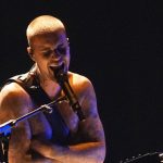 Bieberov navrat po 4 rokoch Na podium Grammy zostal len v ponozkach a boxerkach Heidi Klum nesklamala ludia nevedeli kam s pohladom