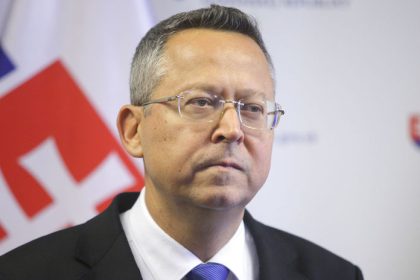 Chcete investovat do slovenskej ekonomiky Vlada si opat poziciava stovky milionov eur od beznych obcanov