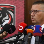 Dalsie nestastie hokejoveho sefa Luptaka malo zasiahnu brigadnika Musel sa udajne vyzliect a takmer prisiel o oko A dovod