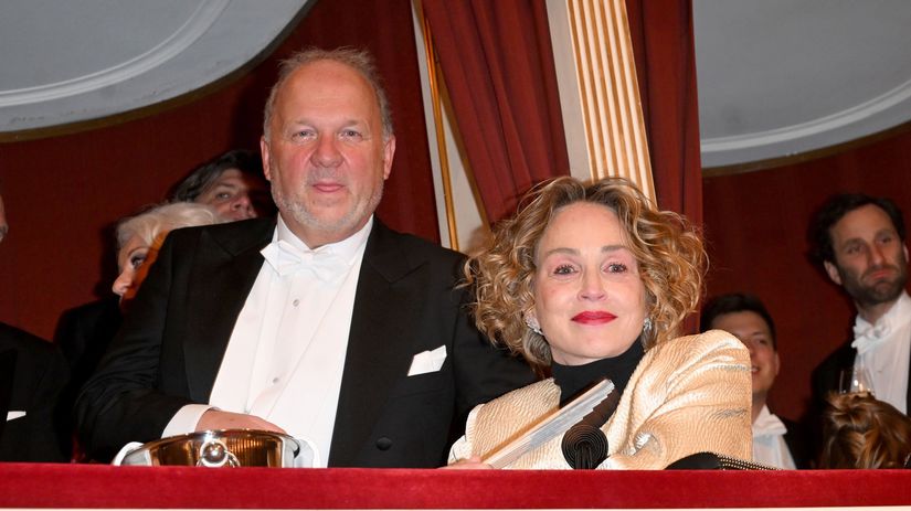 Drama na slavnom plese vo Viedni Sharon Stone usla s placom do hotela este pred zaciatkom pestunka Fran vzala na bal svojho ex ktory ma rad muzov