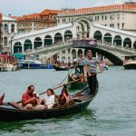 Drama v srdci Benatok Motorovy cln rozmetal gondoly priamo pod mostom Rialto