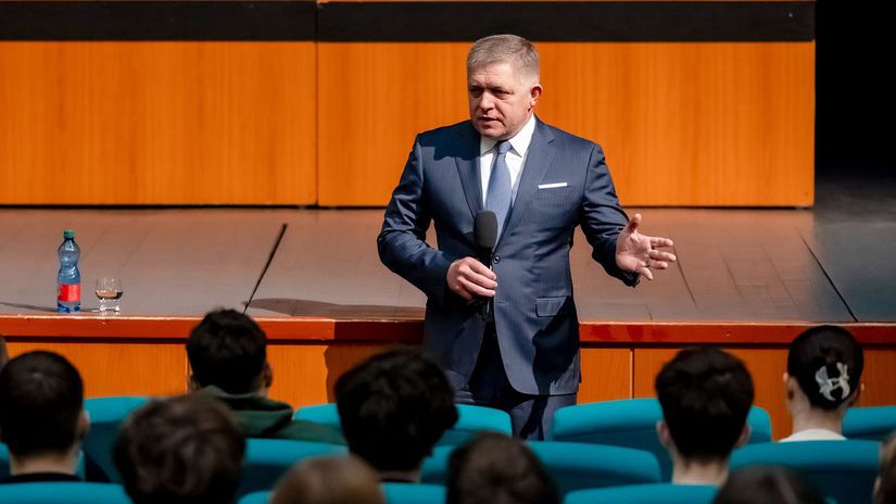 Fico zvazuje zastavenie nudzovych dodavok elektriny na Ukrajinu Premier to pripustil pocas diskusie so studentmi