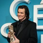 Jim Carrey sokoval v Parizi predviedol zenu ktoru miluje Po jeho boku sa objavila aj dalsia kraska neuveritelne