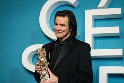 Jim Carrey sokoval v Parizi predviedol zenu ktoru miluje Po jeho boku sa objavila aj dalsia kraska neuveritelne
