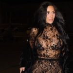 Kim Kardashian v Parizi odhodila zabrany v priehadnej ipke vyrazila na romanticku veeru To o mal vidiet len Hamilton vsak predviedla celmu svetu