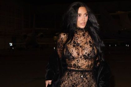 Kim Kardashian v Parizi odhodila zabrany v priehadnej ipke vyrazila na romanticku veeru To o mal vidiet len Hamilton vsak predviedla celmu svetu