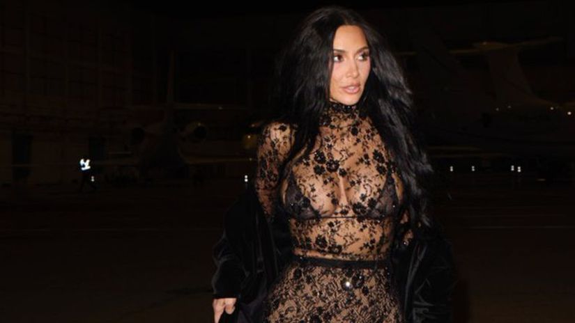 Kim Kardashian v Parizi odhodila zabrany v priehadnej ipke vyrazila na romanticku veeru To o mal vidiet len Hamilton vsak predviedla celmu svetu