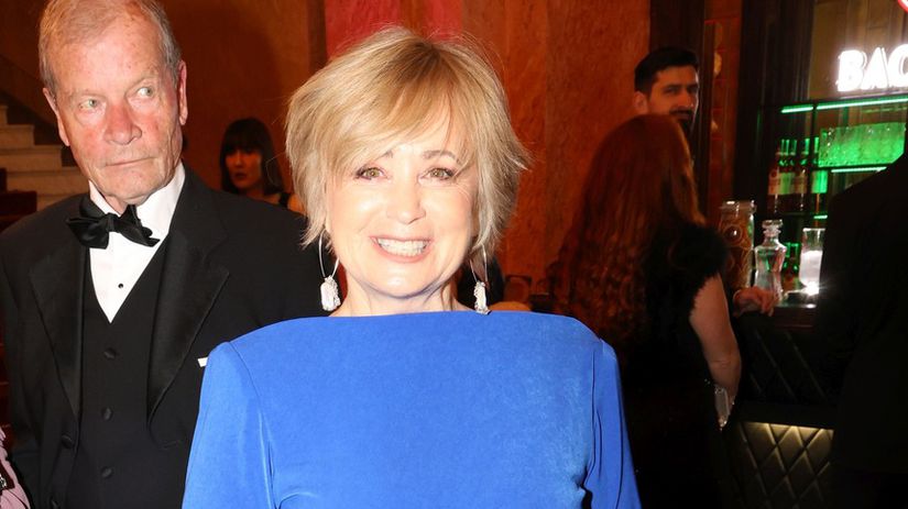 Krasna Badinkova z Basnikov elegantna Simanova a sexi Sandeva ozdobili slavny ples v Prahe A potom prisla Arabela 67 rocna Nagyova vyzerala fantasticky