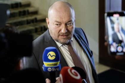Minister Huliak Futbalovy zvaz skrachuje do troch mesiacov
