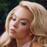 Na traktore len v uspornej bielizni Hollywoodska kraska s najlepsimi atributmi provokuje fanusikov kym jej hrozi basenie