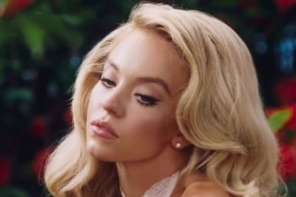 Na traktore len v uspornej bielizni Hollywoodska kraska s najlepsimi atributmi provokuje fanusikov kym jej hrozi basenie