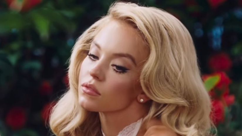 Na traktore len v uspornej bielizni Hollywoodska kraska s najlepsimi atributmi provokuje fanusikov kym jej hrozi basenie