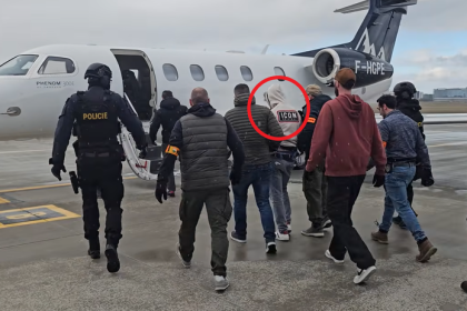 Nebezpecneho zlocinca museli prevazat z Prahy do vlasti specialnym lietadlom Strach nahanal aj policajtom