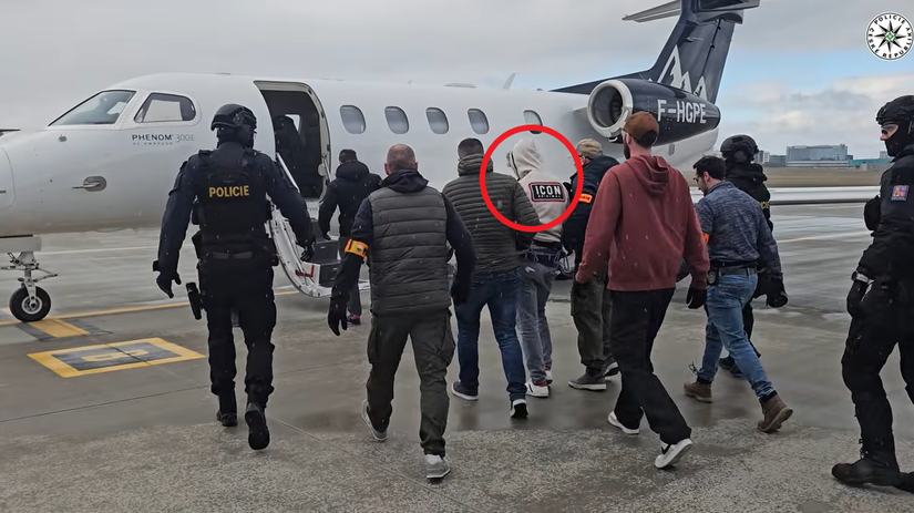 Nebezpecneho zlocinca museli prevazat z Prahy do vlasti specialnym lietadlom Strach nahanal aj policajtom