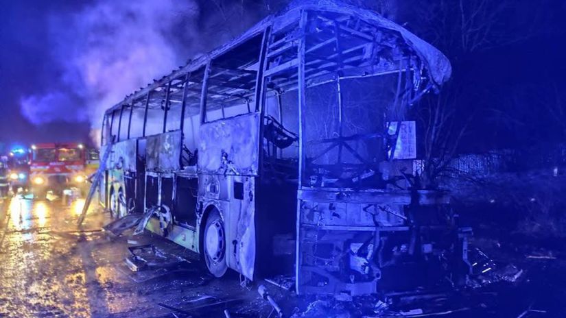 Nestastne rano na Liptove Autobus sa zrazil s kamionom zhorel do tla Vodic zomrel desiatky zranenych