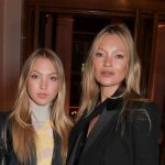 Nic atraktivnejsie dnes neuvidite Ikona Kate Moss s dcou v miniplavkach ovladli plaz Vyzeraju skr ako sestry