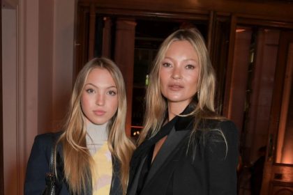 Nic atraktivnejsie dnes neuvidite Ikona Kate Moss s dcou v miniplavkach ovladli plaz Vyzeraju skr ako sestry