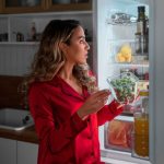 O kolkej by ste mali zamknut chladnicku Vedci odhalili magicky cas kedy by sme vecer uz nemali jest