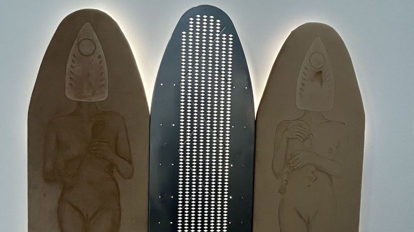 Oltar z zehliacej dosky a saty usite z kosiel a podprseniek najdete v Danubiane a mnohe dalsie