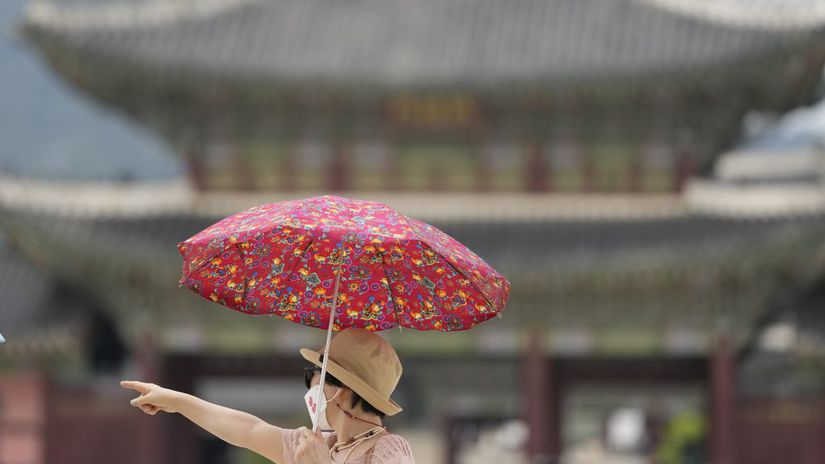 Ruska ambasada provokuje obrovskym transparentom Napis rozculil Juznu Koreu a ta ziada jeho odstranenie