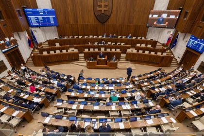 Sedem ministrov zostava vo funkcii parlament neschvalil ani jeden opozycny navrh na ich odvolanie